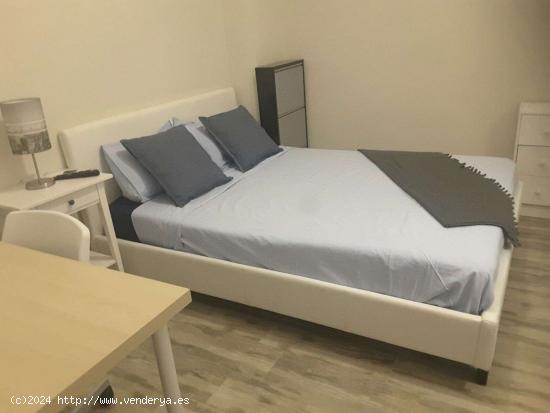  Cómoda habitación con escritorio en piso de 5 habitaciones, Eixample - VALENCIA 