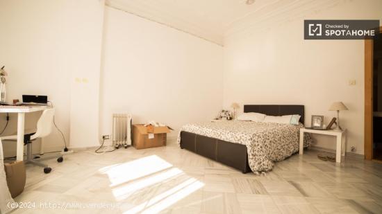 Gran habitación con amplio espacio para almacenaje en piso de 7 habitaciones, Ciutat Vella - VALENC