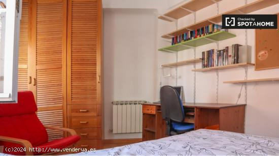 Agradable habitación amueblada y soleada en piso de 3 dormitorios en Tetuán - MADRID