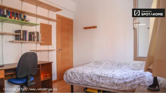 Agradable habitación amueblada y soleada en piso de 3 dormitorios en Tetuán - MADRID