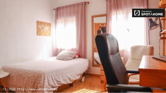 Habitación luminosa con armario independiente en el apartamento de 3 dormitorios, Tetuán - MADRID