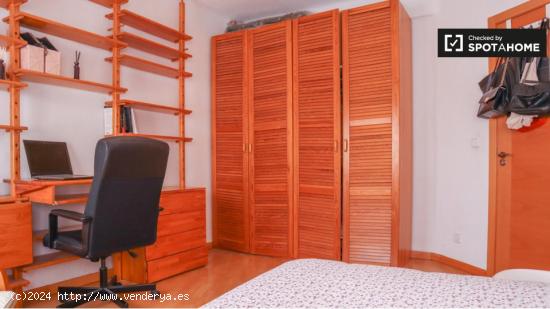 Habitación luminosa con armario independiente en el apartamento de 3 dormitorios, Tetuán - MADRID