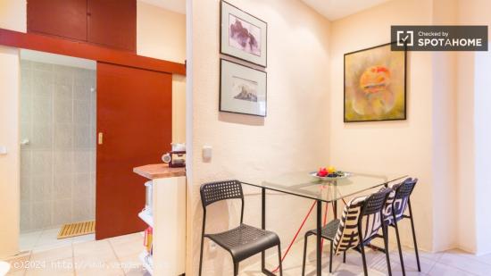 Soleado apartamento de 1 dormitorio con aire acondicionado y balcón en alquiler en Malasaña - MADR