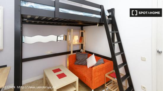 Cómoda habitación con escritorio en un apartamento de 5 dormitorios, Eixample - BARCELONA
