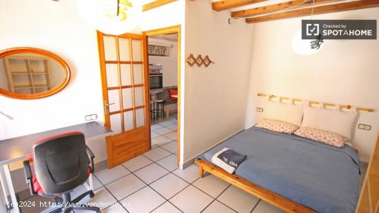 Habitación amueblada con cómoda en piso compartido, El Raval - BARCELONA