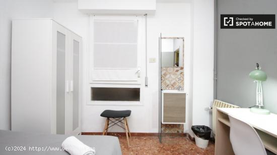 Se alquila habitación con armario independiente en piso compartido, Eixample - BARCELONA