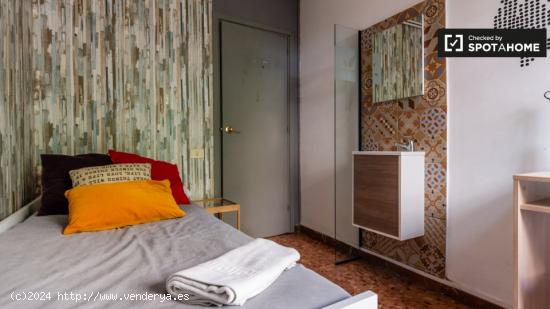 Se alquila habitación en piso compartido cerca del Eixample, Barcelona - BARCELONA