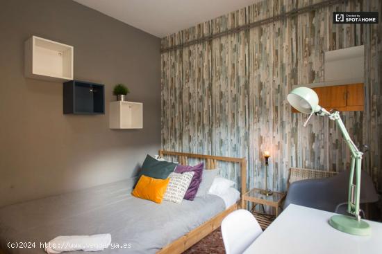  Habitación ideal con cómoda en piso compartido, Eixample - BARCELONA 