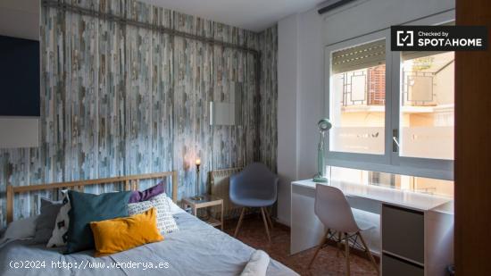 Habitación ideal con cómoda en piso compartido, Eixample - BARCELONA