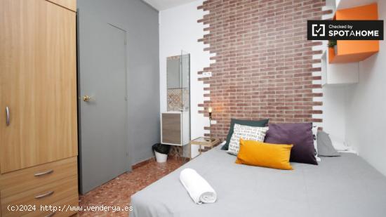 Acogedora habitación con cómoda en piso compartido, Eixample - BARCELONA