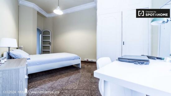 Habitación luminosa con cómoda en un apartamento de 9 dormitorios, Eixample - VALENCIA