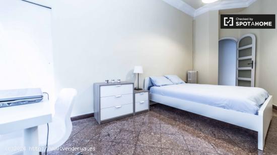 Habitación luminosa con cómoda en un apartamento de 9 dormitorios, Eixample - VALENCIA