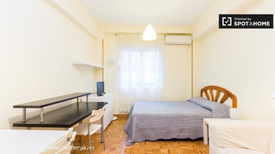 Amplio apartamento estudio con aire acondicionado en alquiler en Malasaña - MADRID