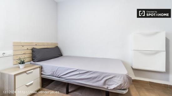 Habitación tradicional con cómoda en un apartamento de 4 dormitorios, Camins al Grau - VALENCIA