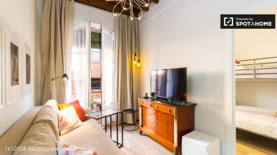 Moderno apartamento de 2 dormitorios con aire acondicionado y balcón en alquiler en Atocha - MADRID