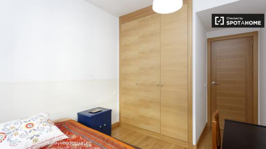 Habitación amueblada con escritorio en apartamento de 3 dormitorios, Delicias y Legazpi. - MADRID