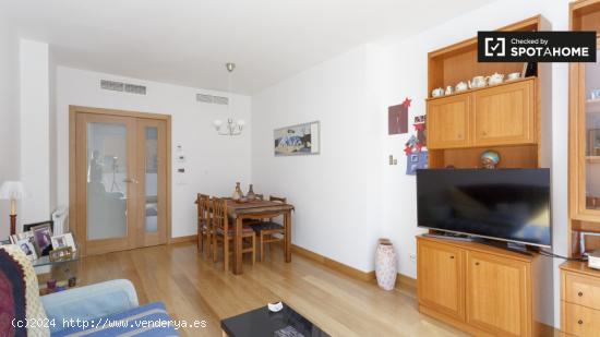 Habitación amueblada con escritorio en apartamento de 3 dormitorios, Delicias y Legazpi. - MADRID