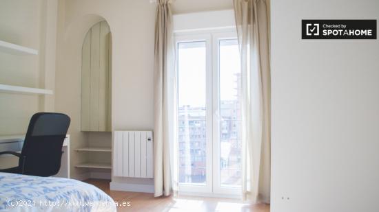 Habitación luminosa con balcón en un apartamento de 4 dormitorios, Chamartín - MADRID