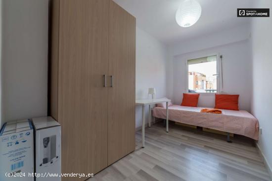  Habitación luminosa en apartamento de 3 dormitorios en Poblats Marítims - VALENCIA 