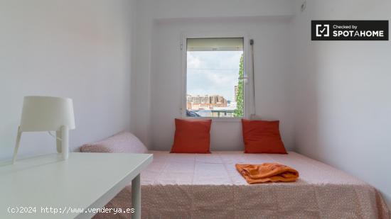 Habitación luminosa en apartamento de 3 dormitorios en Poblats Marítims - VALENCIA