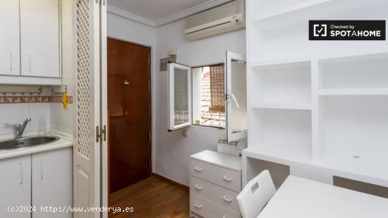 Compacto apartamento de 1 dormitorio con AC en alquiler cerca de Retiro en Atocha - MADRID