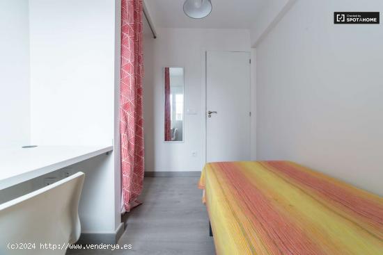  Habitación acogedora con escritorio en un apartamento de 4 dormitorios, Camins al Grau - VALENCIA 