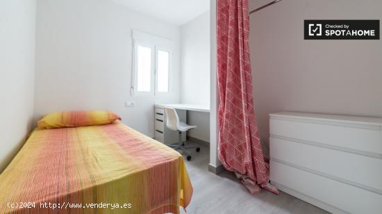 Habitación acogedora con escritorio en un apartamento de 4 dormitorios, Camins al Grau - VALENCIA