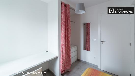 Habitación acogedora con escritorio en un apartamento de 4 dormitorios, Camins al Grau - VALENCIA