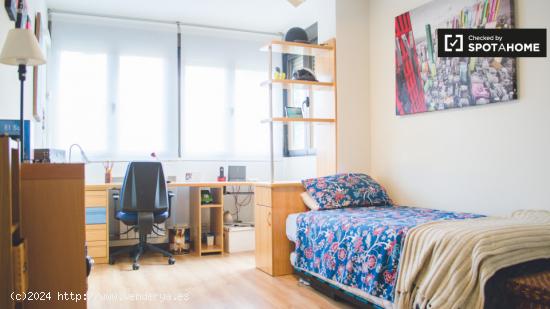 Buena habitación con cómoda en apartamento de 2 dormitorios, Ciudad Lineal - MADRID