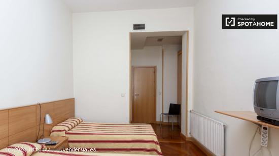 Habitación íntima con cómoda en apartamento de 12 habitaciones, Atocha - MADRID