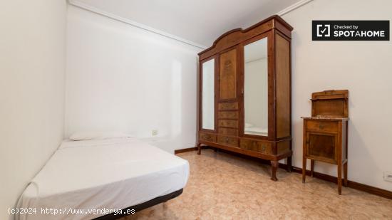 Cómoda habitación con escritorio en el apartamento de 5 dormitorios, Extramurs - VALENCIA