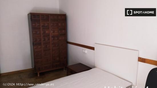 Habitación equipada con cómoda en el apartamento de 5 dormitorios, Extramurs - VALENCIA