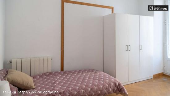  Habitación amueblada con armario independiente en el apartamento de 7 dormitorios, Lavapiés - MADR 