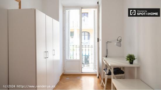 Habitación amueblada con armario independiente en el apartamento de 7 dormitorios, Lavapiés - MADR