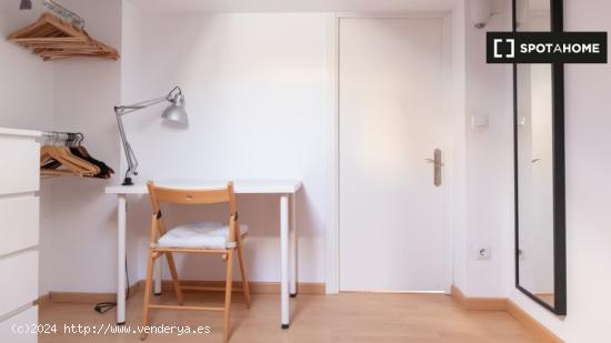 Habitación equipada con llave independiente en un apartamento de 4 dormitorios, Sol - MADRID