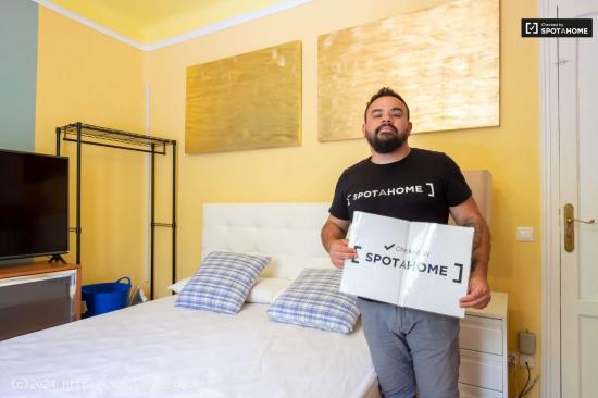  Habitación colorida con llave independiente en apartamento de 5 dormitorios, Salamanca - MADRID 