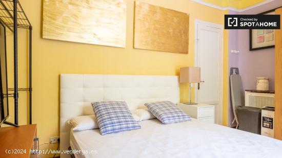 Habitación colorida con llave independiente en apartamento de 5 dormitorios, Salamanca - MADRID