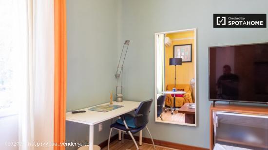 Habitación colorida con llave independiente en apartamento de 5 dormitorios, Salamanca - MADRID