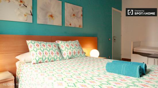 Habitación soleada con armario independiente en el apartamento compartido, Barri Gòtic - BARCELONA
