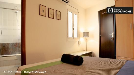 Amplia habitación con baño privado en piso compartido, Barri Gòtic - BARCELONA