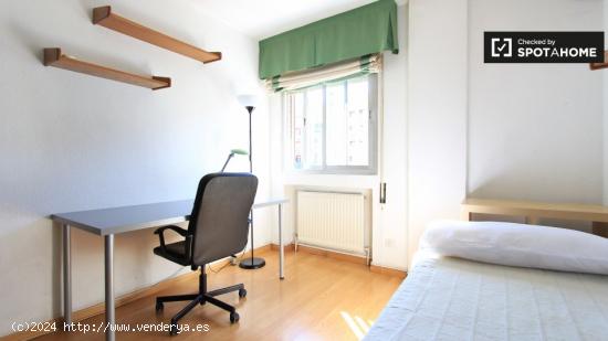 Habitación enorme con calefacción en un apartamento de 3 dormitorios, Retiro - MADRID