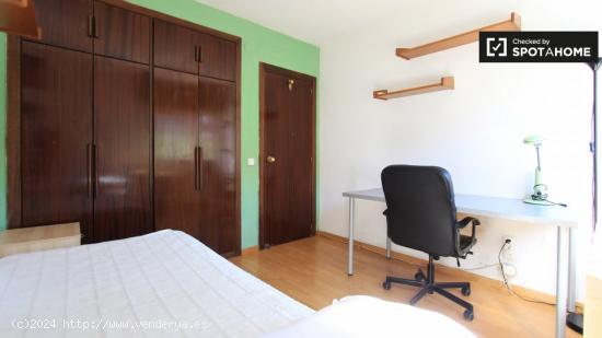 Habitación enorme con calefacción en un apartamento de 3 dormitorios, Retiro - MADRID