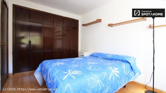 Habitación decorada con una cómoda en el apartamento de 3 dormitorios, Retiro - MADRID