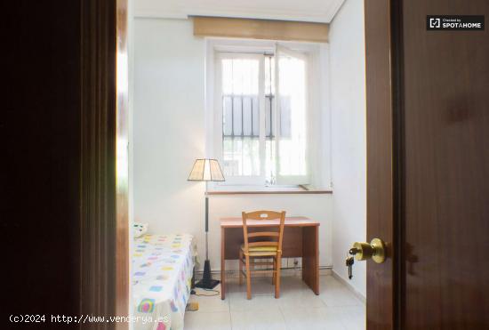  Amplia habitación con escritorio en un apartamento de 6 habitaciones, Moncloa - MADRID 