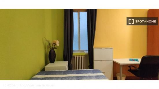 Habitación colorida con balcón en un apartamento de 5 dormitorios, Salamanca - MADRID