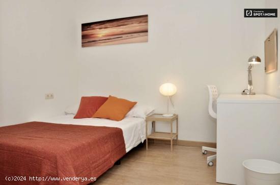 Habitación luminosa con armario independiente en un apartamento de 4 dormitorios, Gracia - BARCELON