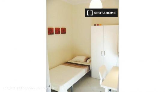 Se alquila habitación con escritorio en un apartamento de 4 dormitorios, Delicias - MADRID