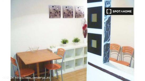 Se alquila habitación con escritorio en un apartamento de 4 dormitorios, Delicias - MADRID