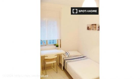 Acogedora habitación con armario independiente en el apartamento de 2 dormitorios, Carabanchel - MA