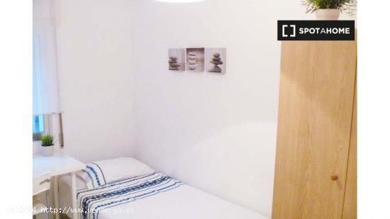 Acogedora habitación con armario independiente en el apartamento de 2 dormitorios, Carabanchel - MA